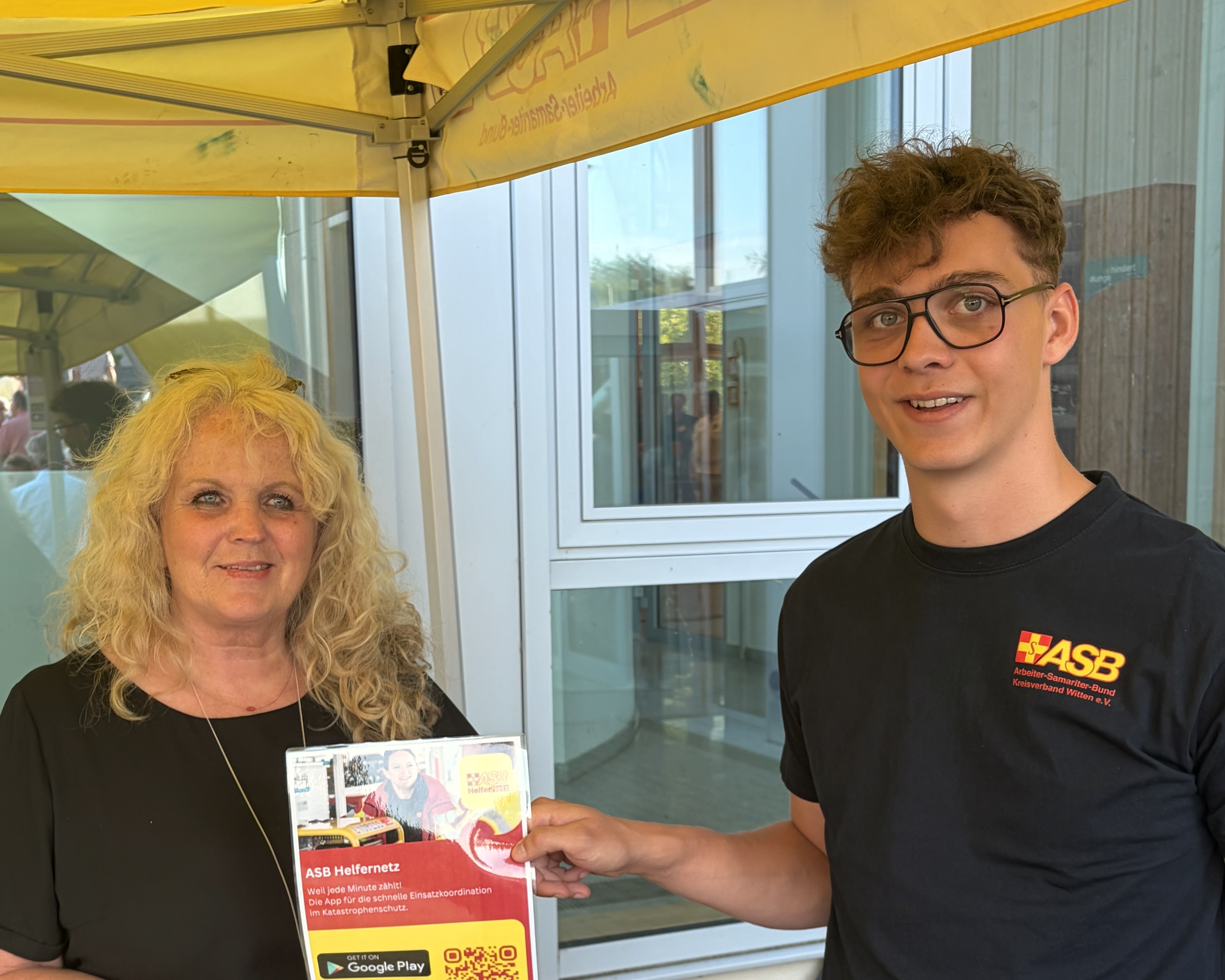 Kirsten Schäfer (ASB Witten) und Moritz Ulbrich (markom) präsentieren die neue ASB Helfernetz App